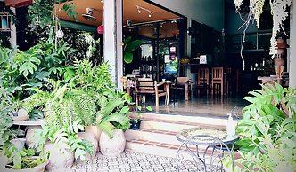 EZ House & Cafe