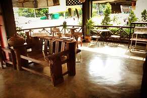 EZ House & Cafe