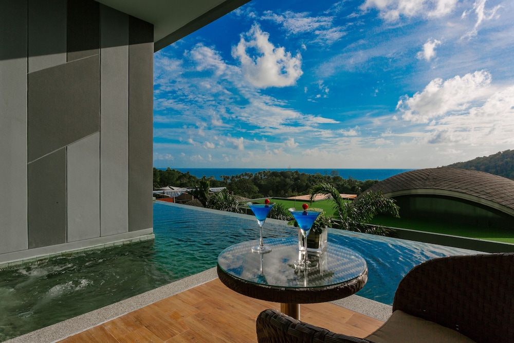 Crest Resort & Pool Villas