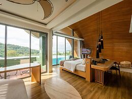Crest Resort & Pool Villas