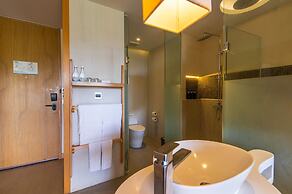 Crest Resort & Pool Villas