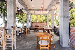 Amed Sari Beach Guesthouse
