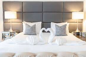 Edinburgh Castle Apartments and Suites