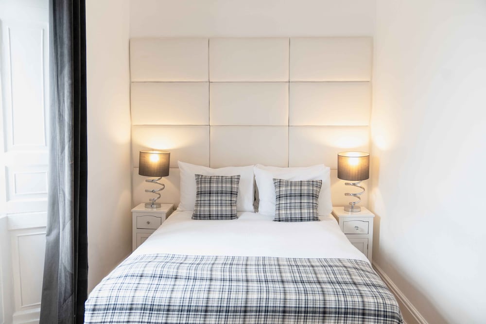 Edinburgh Castle Apartments and Suites