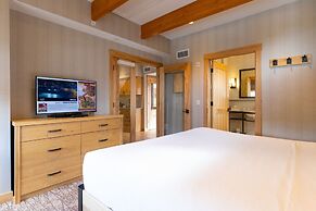 Moose Hotel And Suites