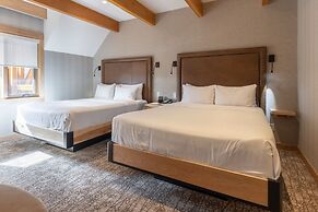 Moose Hotel And Suites