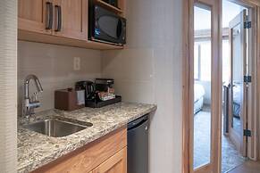 Moose Hotel And Suites