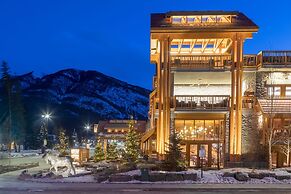 Moose Hotel And Suites