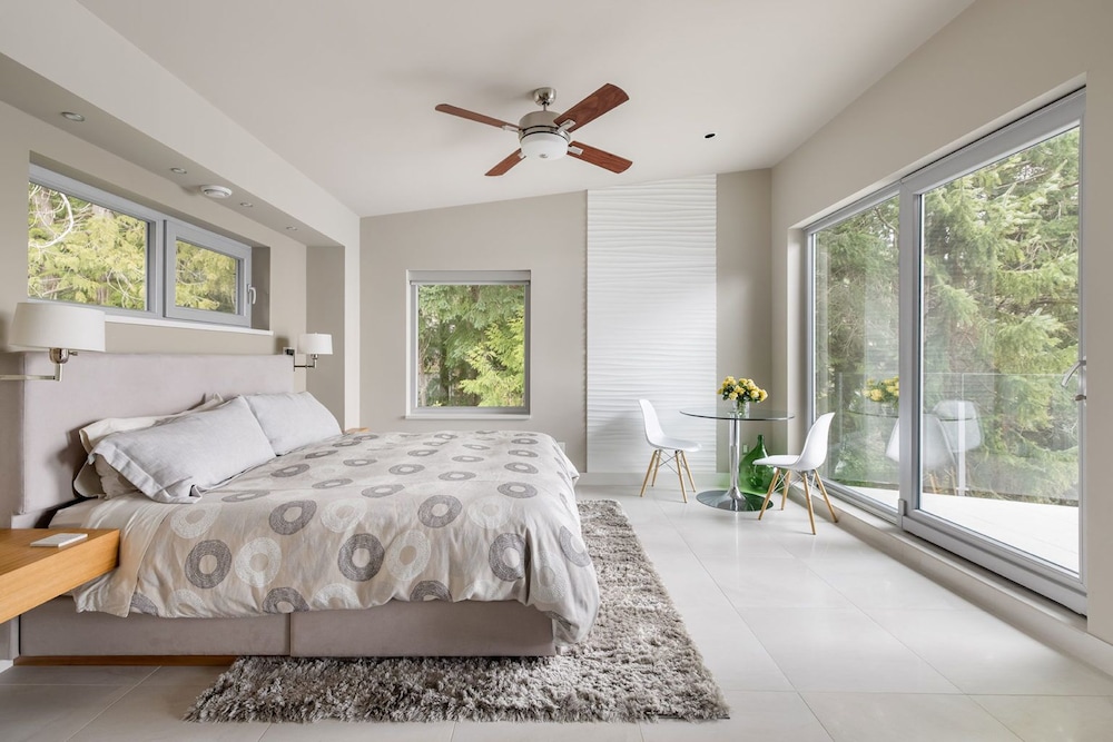 Pointhouse Suites On Sargeant Bay