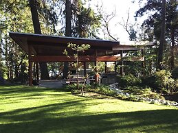 Pointhouse Suites On Sargeant Bay