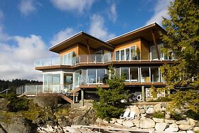 Pointhouse Suites On Sargeant Bay