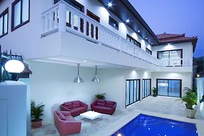 Avoca Pool Villas