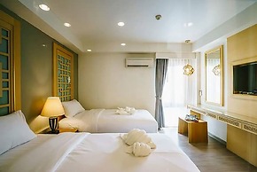 Moon Dragon Hotel