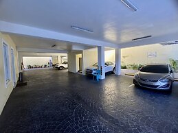 Hotel Shakey
