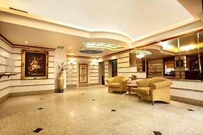 Capri Hotel Suites