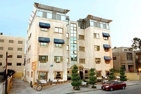 Capri Hotel Suites