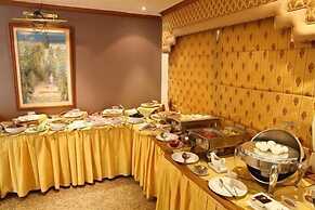 Capri Hotel Suites
