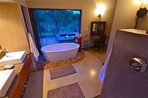 Raptor Retreat Game Lodge