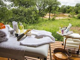 Raptor Retreat Game Lodge