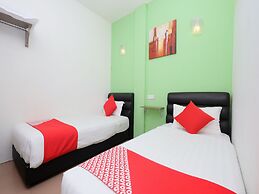 OYO 850 Gold Star Hotel