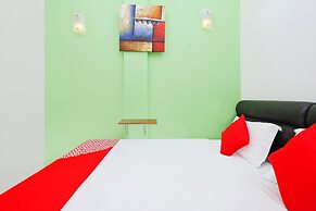 OYO 850 Gold Star Hotel