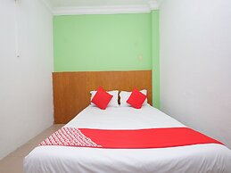 OYO 850 Gold Star Hotel