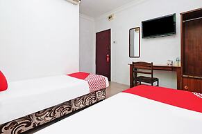 OYO 850 Gold Star Hotel
