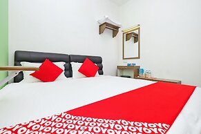OYO 850 Gold Star Hotel
