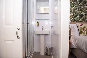 Milton House Studio Apartment Suites