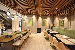 Waxwing Hotel