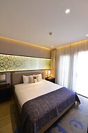 Waxwing Hotel