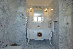 Art Nouveau Pera