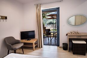 Ilianthos Apartments & Studios