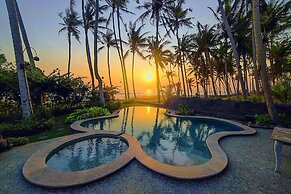 Absolute Beachfront Romantic Villa Laut