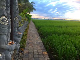 Absolute Beachfront Romantic Villa Laut