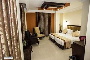 Queen Plaza Hotel