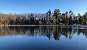 Quiet Bay: Lakeside Escape