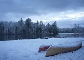 Quiet Bay: Lakeside Escape