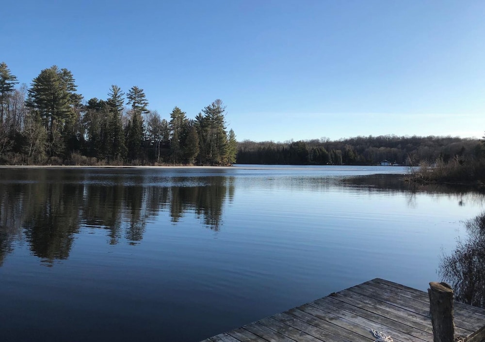 Quiet Bay: Lakeside Escape