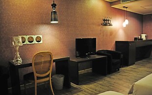 The Riverside Hotel & Motel