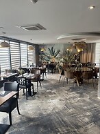 Brit Hotel Le Lodge