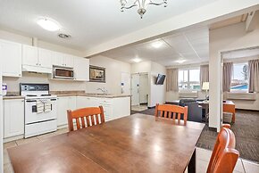 Guest House Inn & Suites