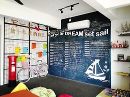Roof Talk Theme Hostel