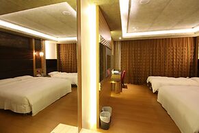 R7 Eco Hotel