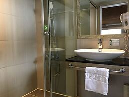 R8 Eco Hotel