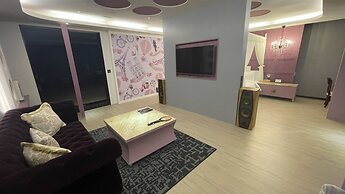 Merry Season Motel