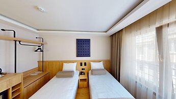 River Hotel
