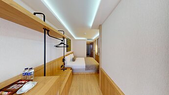 River Hotel