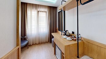 River Hotel