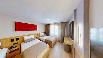 River Hotel